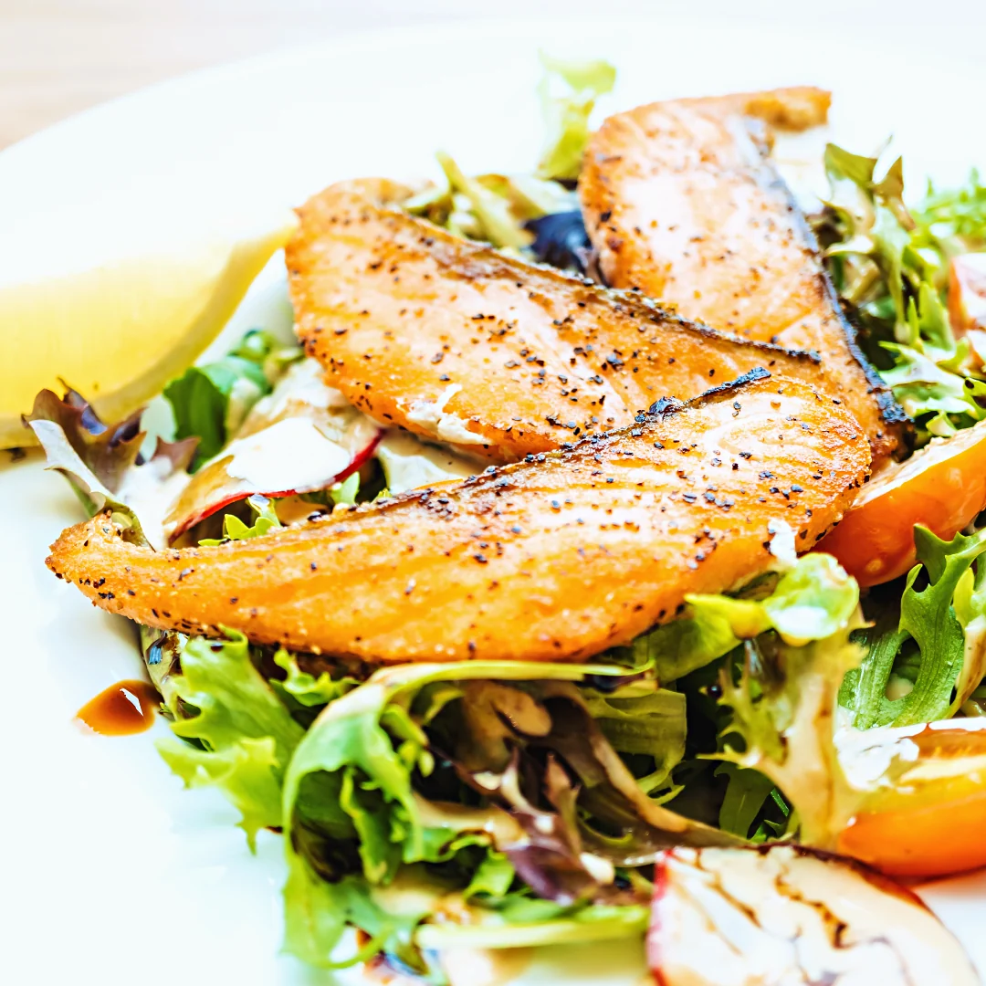 Salmão crocante com salada grega