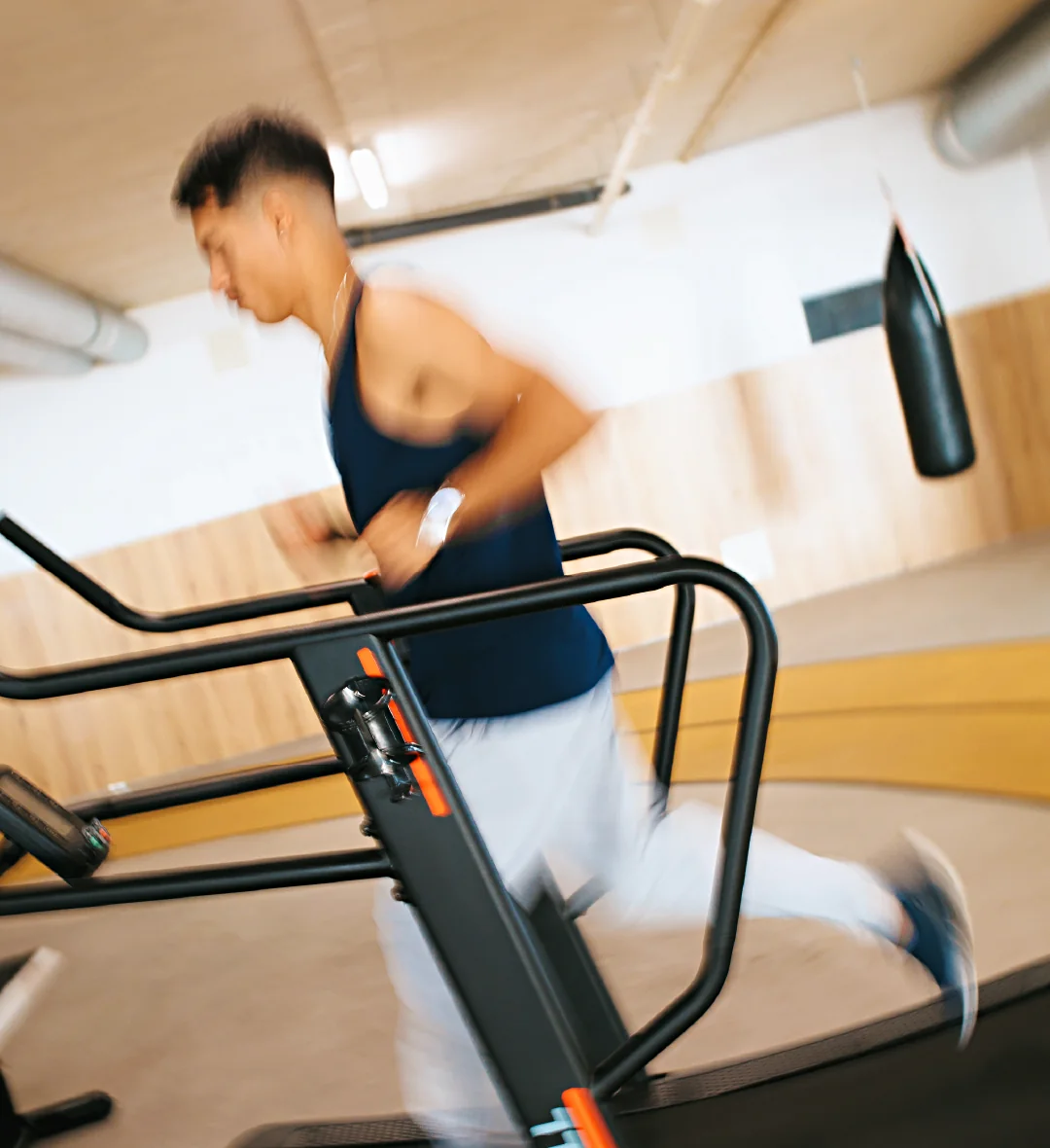 Sócio a correr numa passadeira curva no Arena Fitness