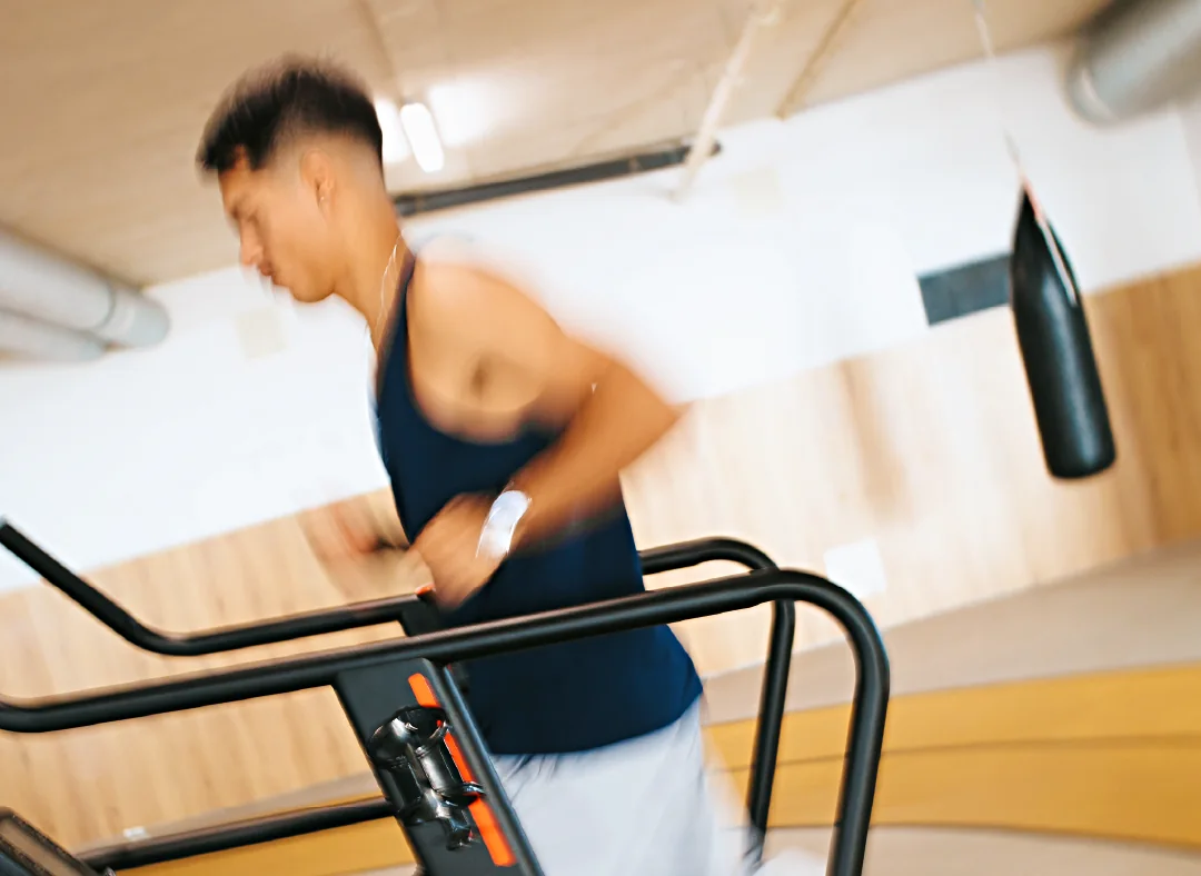 Sócio a correr numa passadeira curva no Arena Fitness