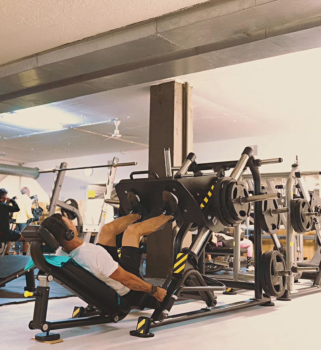 Sócio a treinar na prensa de pernas no Arena Fitness