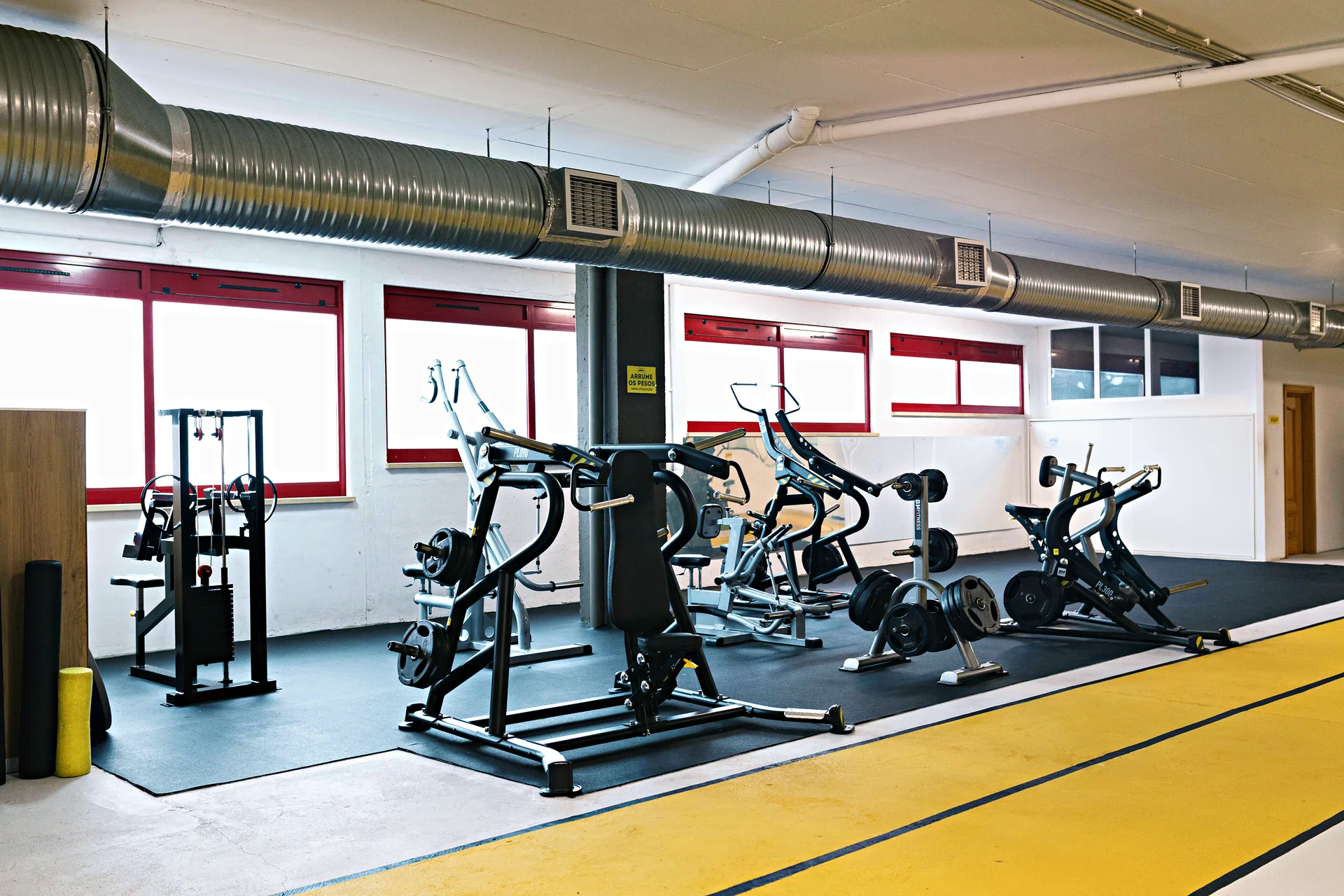 Máquinas de musculação do Arena Fitness