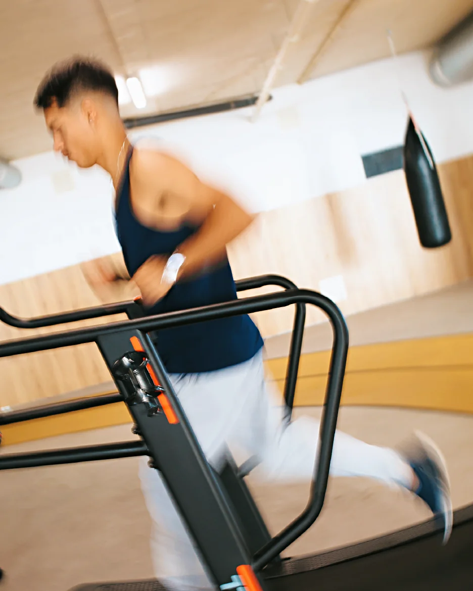 Sócio a correr numa passadeira curva no Arena Fitness