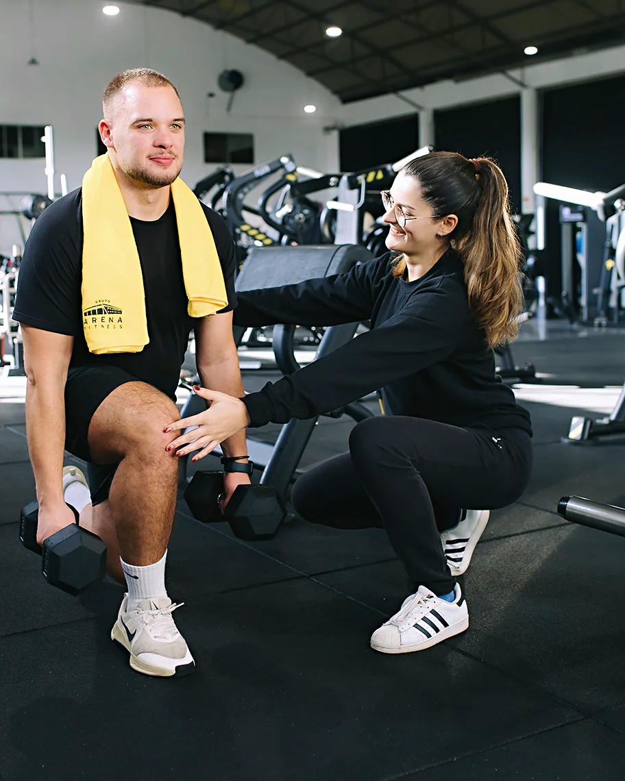 Personal trainer a acompanhar um sócio
