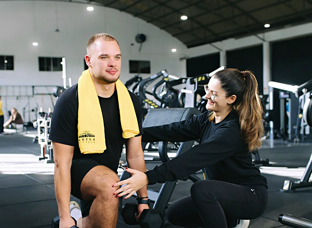 Personal trainer a acompanhar um sócio