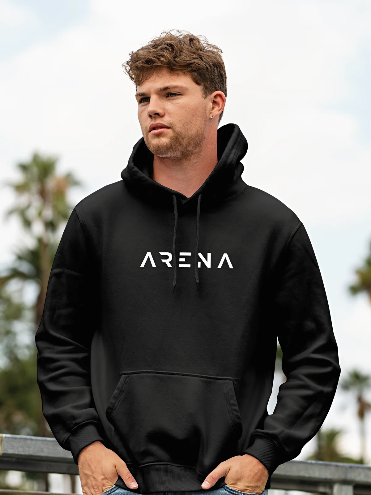 Rapaz com a Sweat Arena preta, logótipo ao peito
