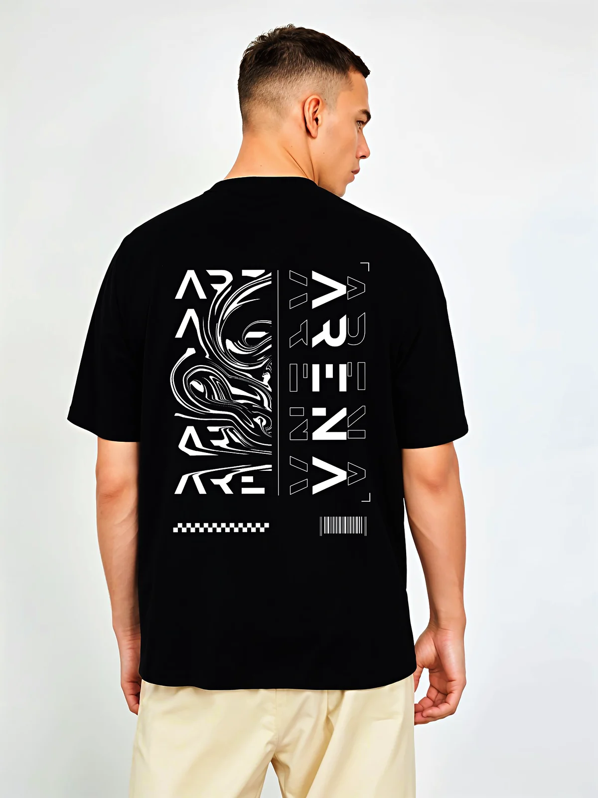 Modelo de costas com a T-shirt Arena preta