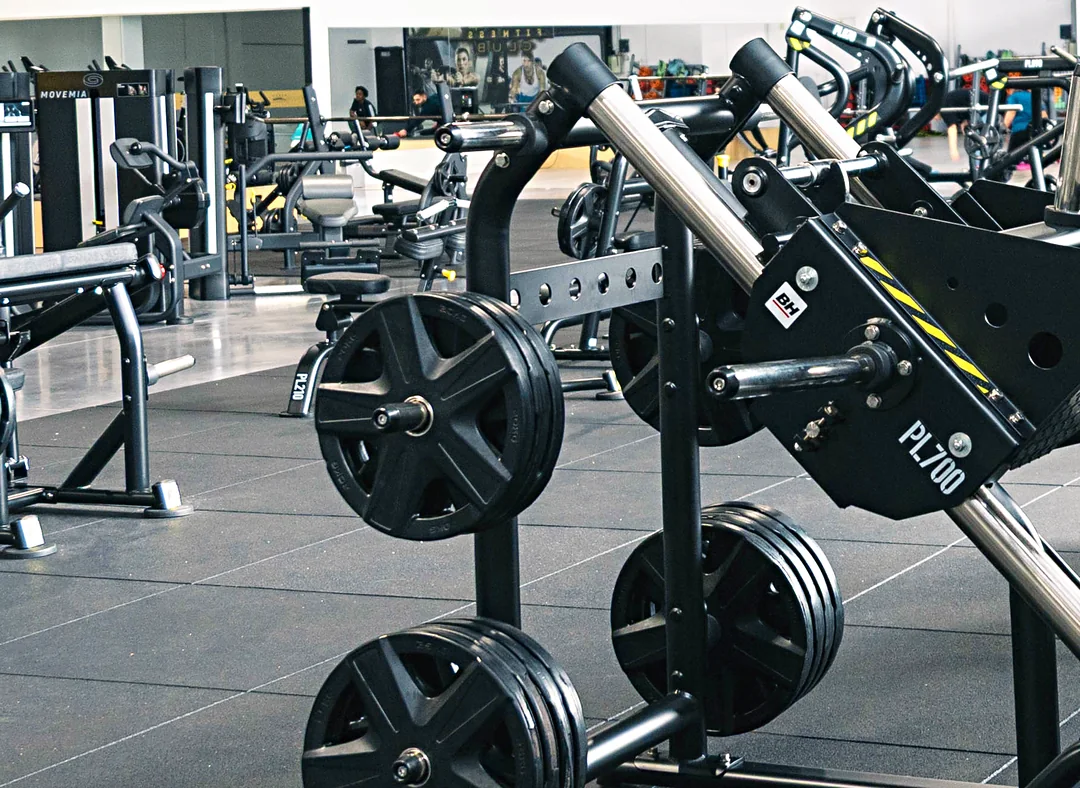 Pormenor de discos e máquina de musculação no Arena Club