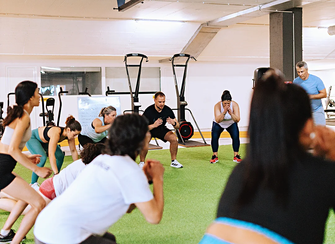 Aula de treino funcional na relva